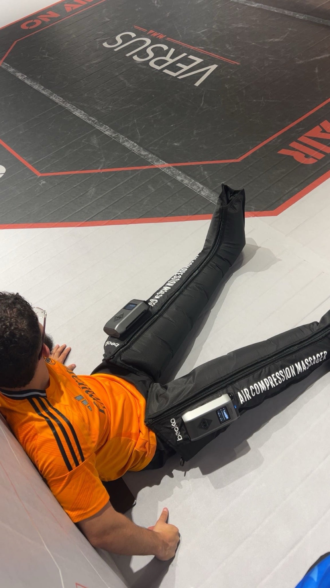 Sportif équipé des jambières Beoka près d’un espace de MMA